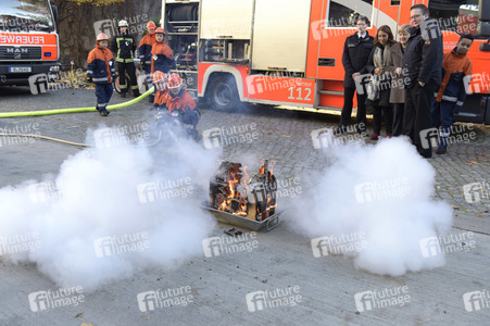 Angela Merkel besucht Jugendfeuerwehr in Berlin