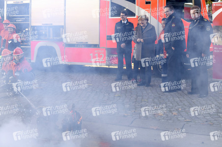 Angela Merkel besucht Jugendfeuerwehr in Berlin