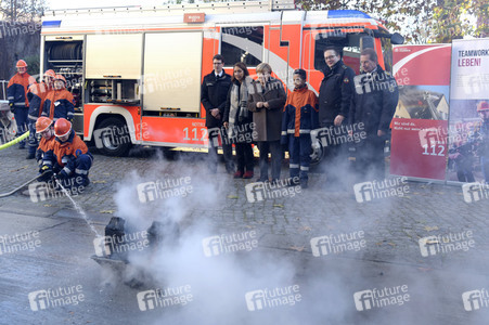 Angela Merkel besucht Jugendfeuerwehr in Berlin