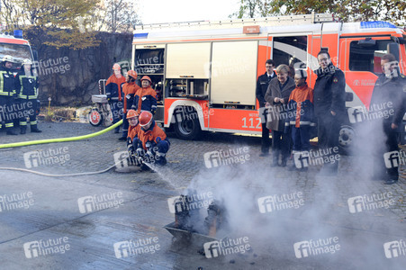 Angela Merkel besucht Jugendfeuerwehr in Berlin