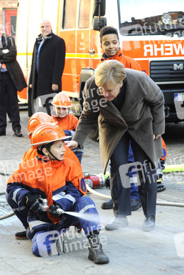 Angela Merkel besucht Jugendfeuerwehr in Berlin