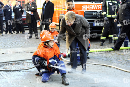 Angela Merkel besucht Jugendfeuerwehr in Berlin