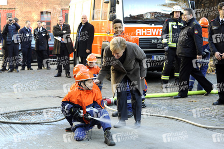 Angela Merkel besucht Jugendfeuerwehr in Berlin