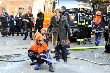Angela Merkel besucht Jugendfeuerwehr in Berlin