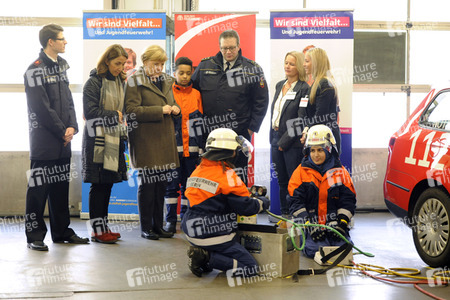 Angela Merkel besucht Jugendfeuerwehr in Berlin