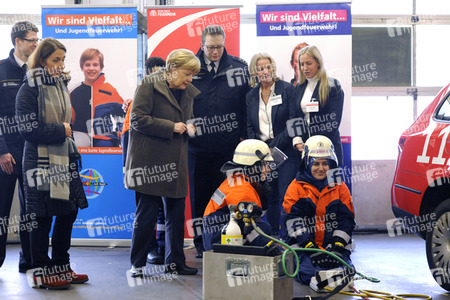 Angela Merkel besucht Jugendfeuerwehr in Berlin