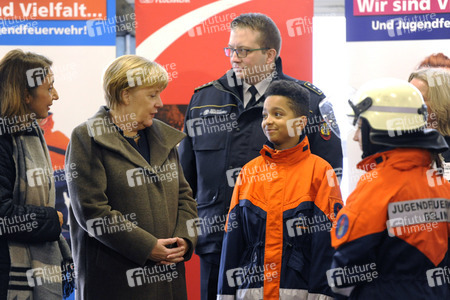 Angela Merkel besucht Jugendfeuerwehr in Berlin