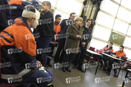 Angela Merkel besucht Jugendfeuerwehr in Berlin