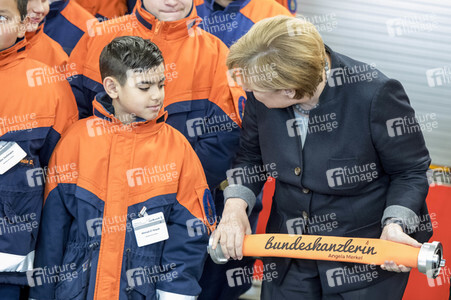Angela Merkel besucht Jugendfeuerwehr in Berlin