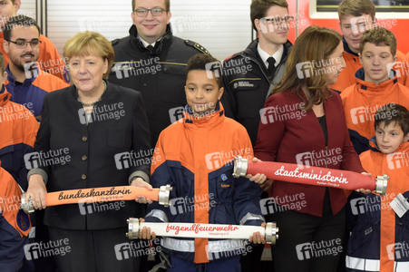 Angela Merkel besucht Jugendfeuerwehr in Berlin