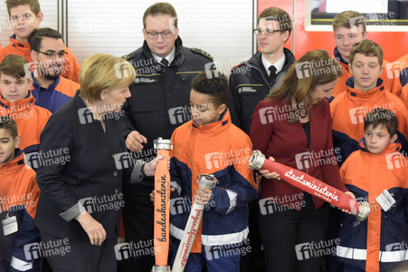 Angela Merkel besucht Jugendfeuerwehr in Berlin