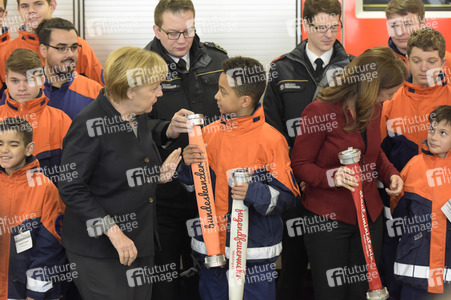 Angela Merkel besucht Jugendfeuerwehr in Berlin