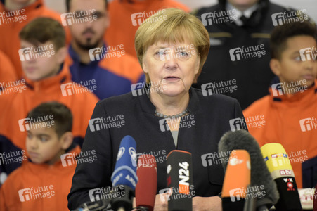 Angela Merkel besucht Jugendfeuerwehr in Berlin