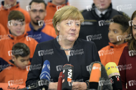 Angela Merkel besucht Jugendfeuerwehr in Berlin