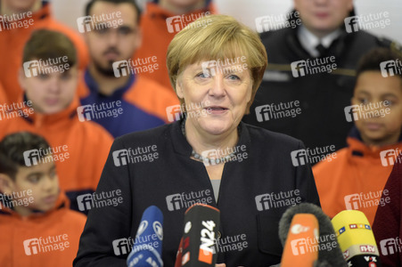 Angela Merkel besucht Jugendfeuerwehr in Berlin