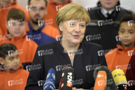 Angela Merkel besucht Jugendfeuerwehr in Berlin
