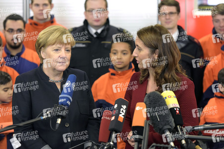 Angela Merkel besucht Jugendfeuerwehr in Berlin