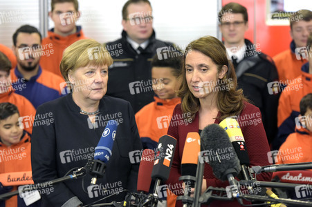 Angela Merkel besucht Jugendfeuerwehr in Berlin