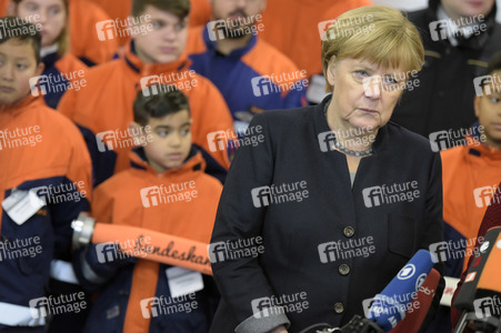 Angela Merkel besucht Jugendfeuerwehr in Berlin