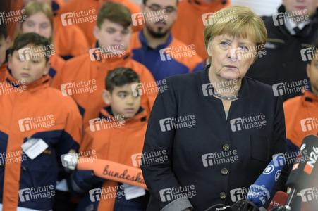 Angela Merkel besucht Jugendfeuerwehr in Berlin