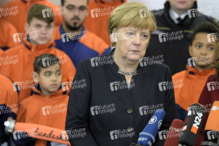 Angela Merkel besucht Jugendfeuerwehr in Berlin