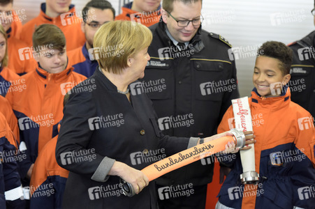 Angela Merkel besucht Jugendfeuerwehr in Berlin