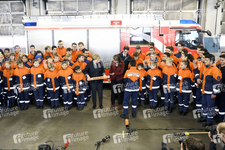 Angela Merkel besucht Jugendfeuerwehr in Berlin