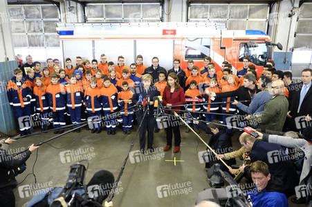 Angela Merkel besucht Jugendfeuerwehr in Berlin