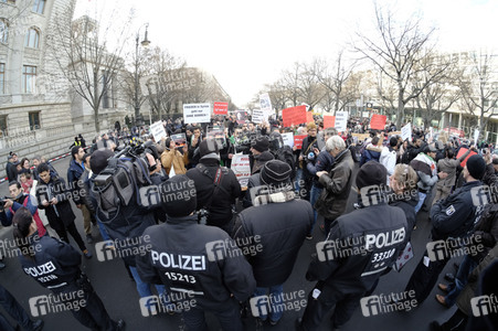 Protestkundgebung gegen russischen Militäreinsatz in Syrien in Berlin