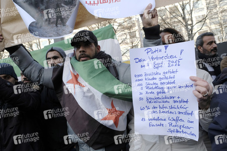 Protestkundgebung gegen russischen Militäreinsatz in Syrien in Berlin