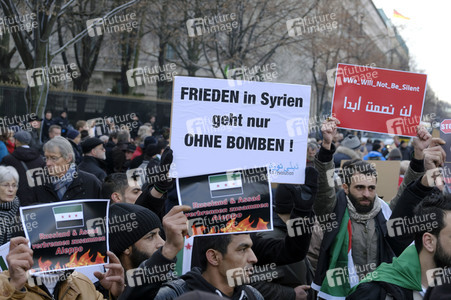 Protestkundgebung gegen russischen Militäreinsatz in Syrien in Berlin