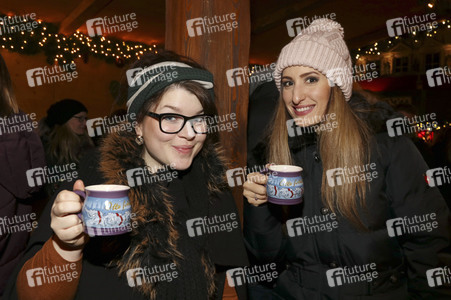 Jana Meyerdierks und Carolina Gorun auf dem Weihnachtsmarkt in Hamburg