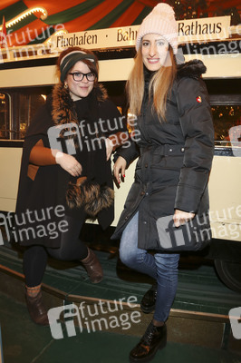 Jana Meyerdierks und Carolina Gorun auf dem Weihnachtsmarkt in Hamburg
