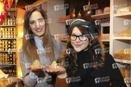 Jana Meyerdierks und Carolina Gorun auf dem Weihnachtsmarkt in Hamburg