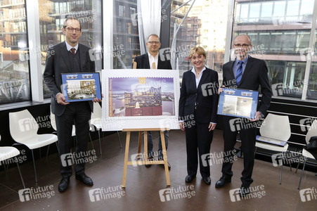 Präsentation der Elbphilharmonie Briefmarke in Hamburg