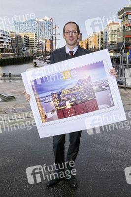 Präsentation der Elbphilharmonie Briefmarke in Hamburg