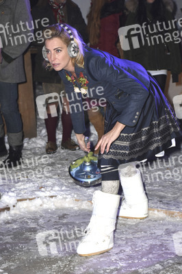 Angermaier Jubiläums Eisstock-WM in Tracht 2017 in München