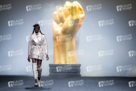 Ana Locking Fashion Show auf der Mercedes-Benz Fashion Week Madrid AW 2017