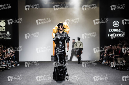 Ana Locking Fashion Show auf der Mercedes-Benz Fashion Week Madrid AW 2017