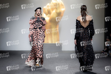 Ana Locking Fashion Show auf der Mercedes-Benz Fashion Week Madrid AW 2017