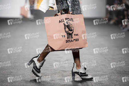 Ana Locking Fashion Show auf der Mercedes-Benz Fashion Week Madrid AW 2017