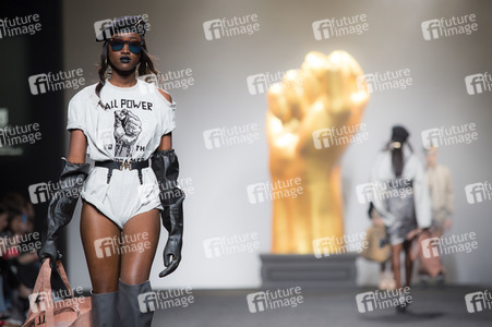 Ana Locking Fashion Show auf der Mercedes-Benz Fashion Week Madrid AW 2017