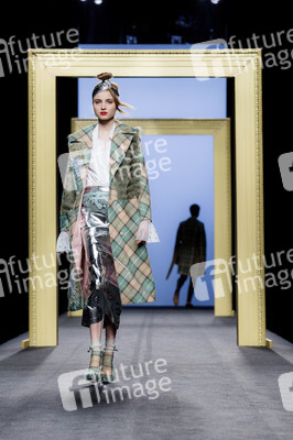 Miguel Marinero Fashion Show auf der Mercedes-Benz Fashion Week Madrid AW 2017