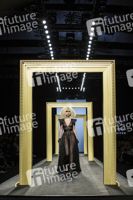 Miguel Marinero Fashion Show auf der Mercedes-Benz Fashion Week Madrid AW 2017