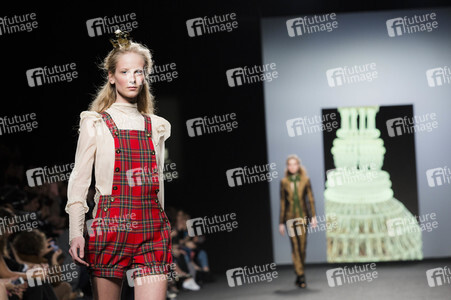 Teresa Helbig Fashion Show auf der Mercedes-Benz Fashion Week Madrid AW 2017