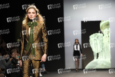 Teresa Helbig Fashion Show auf der Mercedes-Benz Fashion Week Madrid AW 2017