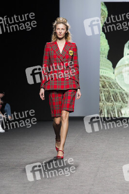 Teresa Helbig Fashion Show auf der Mercedes-Benz Fashion Week Madrid AW 2017