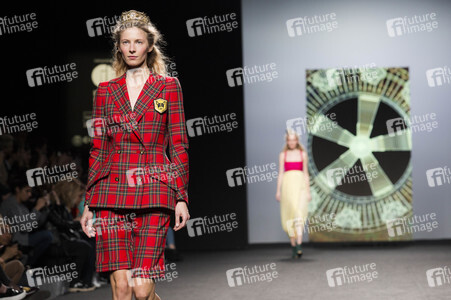 Teresa Helbig Fashion Show auf der Mercedes-Benz Fashion Week Madrid AW 2017