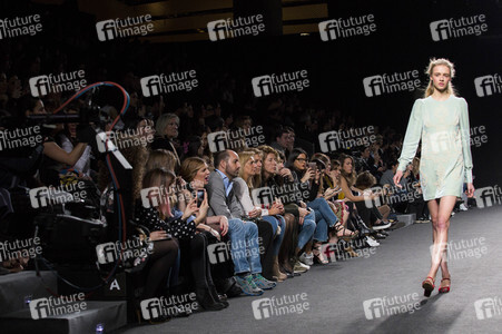 Teresa Helbig Fashion Show auf der Mercedes-Benz Fashion Week Madrid AW 2017