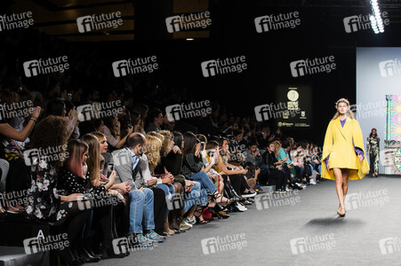 Teresa Helbig Fashion Show auf der Mercedes-Benz Fashion Week Madrid AW 2017